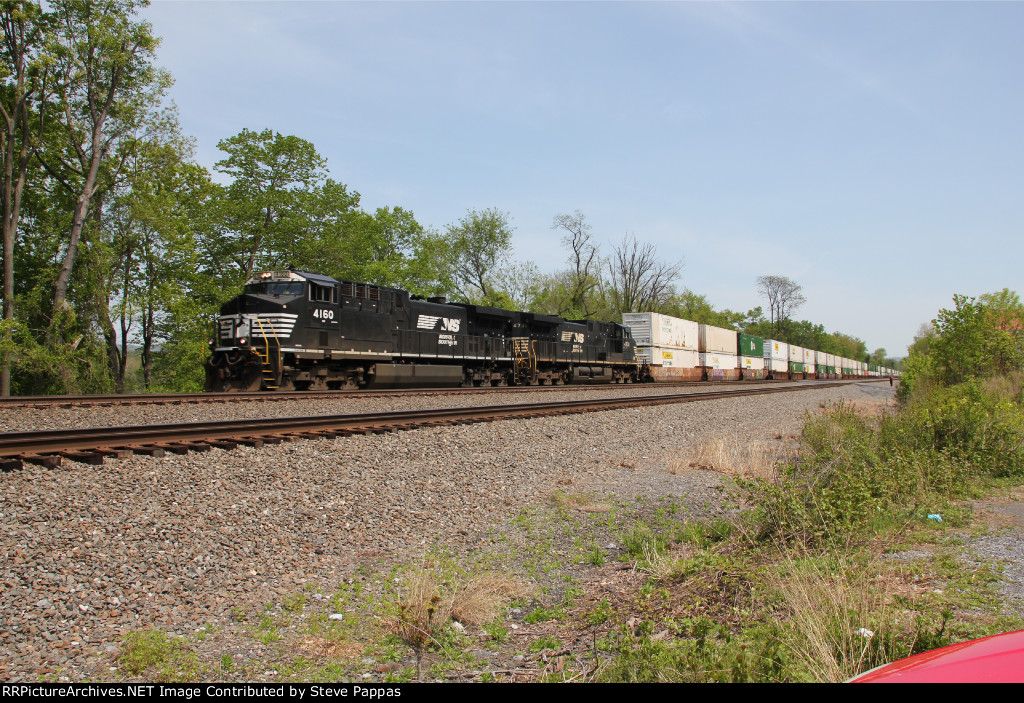 NS 4160 and 4731 take train 260 West through Cove PA